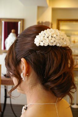 ブライダルボンネ ウエディングボンネ ヘアアクセサリー 髪飾り ウエディングビースを使用したボンネ 花嫁の髪型ヘアスタイル、アレンジもご提案しています。