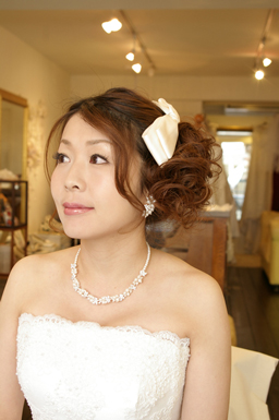 ブライダルボンネ ウエディングボンネ ヘアアクセサリー 髪飾り ウエディング リボン型ボンネ花嫁 花嫁の髪型ヘアスタイル、アレンジもご提案しています。