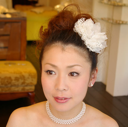 ウエディング コサージュ ブライダルコサージュ 花嫁 髪型ヘアスタイル、コサージュの付け位置やヘアアレンジもご提案しています。 