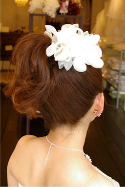 ウエディング コサージュ ブライダルコサージュ 花嫁の髪型ヘアスタイル、アレンジもご提案しています