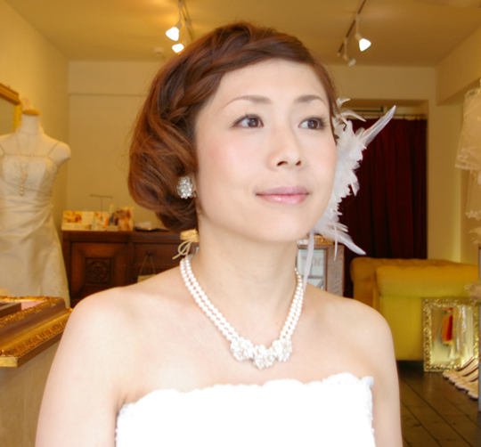 ブライダルコサージュ ウエディングコサージュ 花嫁 花嫁の髪型ヘアスタイル、コサージュの付け位置 アレンジもご提案しています。 