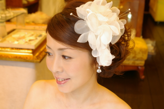 ウエディング コサージュ ブライダルコサージュ 花嫁の髪型ヘアスタイル、アレンジもご提案しています