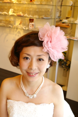 ウエディング コサージュ ブライダルコサージュ 花嫁の髪型ヘアスタイル、アレンジもご提案しています。