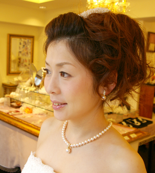 ウエディングネックレス ブライダルネックレス ブライダルパールネックレス イヤリング 花嫁の髪型ヘアスタイル、アレンジもご提案しています。