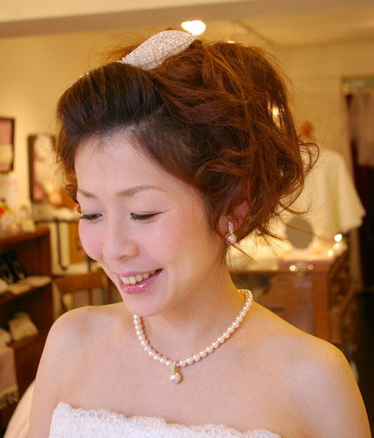 ウエディングネックレス ブライダルネックレス ブライダルパールネックレス イヤリング 花嫁の髪型ヘアスタイル、アレンジもご提案しています。
