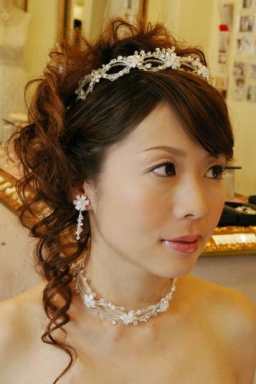 ブライダルティアラ ウエディングティアラ ヘアアクセサリー ピンク系のカラードレスとの相性抜群のティアラ。披露宴にぴったりのティアラです。 花嫁の髪型ヘアスタイル、アレンジもご提案しています。