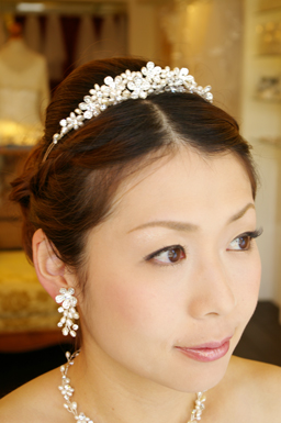 ブライダルアクセサリーティアラ花嫁の髪型ヘアスタイル、アレンジもご提案しています。