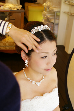 ブライダルアクセサリーティアラ花嫁の髪型ヘアスタイル、アレンジもご提案しています。