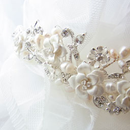 ブライダルティアラ ウエディングティアラ ヘアアクセサリー プリンセス系のドレスにぴったりのティアラです。挙式 披露宴どちらにも対応のティアラ。 花嫁の髪型ヘアスタイル、アレンジもご提案しています。