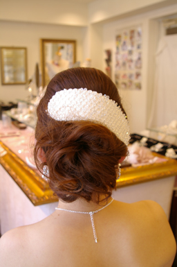 ブライダルボンネ ウエディングボンネ ヘアアクセサリー 髪飾り スワロフスキークリスタルを使用したボンネ 花嫁の髪型ヘアスタイル、アレンジもご提案しています。