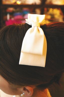 ブライダルボンネ ウエディングボンネ ヘアアクセサリー 髪飾り ウエディング リボン型ボンネ花嫁 花嫁の髪型ヘアスタイル、アレンジもご提案しています。