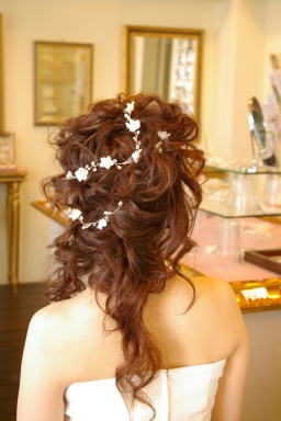 ブライダルアクセサリー・ウェディングアクセサリー　ヘアアクセサリー・髪飾り 髪型ヘアスタイル、アレンジもご提案しています。