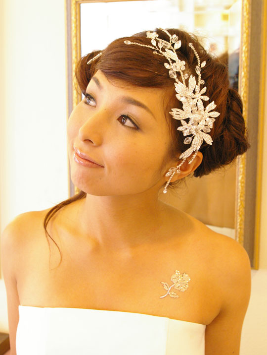 ブライダルアクセサリー・ウェディングアクセサリーヘアアクセサリー 花嫁の髪型ヘアスタイル、アレンジもご提案しています。