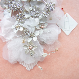 ブライダル髪飾り ヘアアクセサリー 花嫁の髪型ヘアスタイル、アレンジもご提案しています。