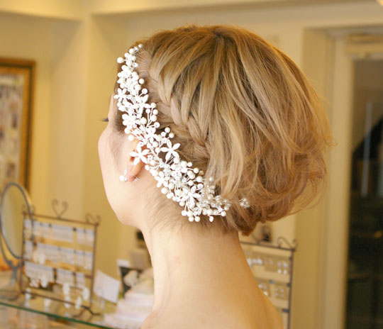 ブライダルヘアアクセサリー ウエディングティアラ ヘアアクセサリー 挙式にオススメの髪飾りです。 花嫁の髪型ヘアスタイル、アレンジもご提案しています。