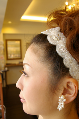 ブライダル髪飾り ウエディング髪飾り ヘアアクセサリー ビーズ リボンカチューシャ カチューム 花嫁の髪型ヘアスタイル、アレンジもご提案しています。