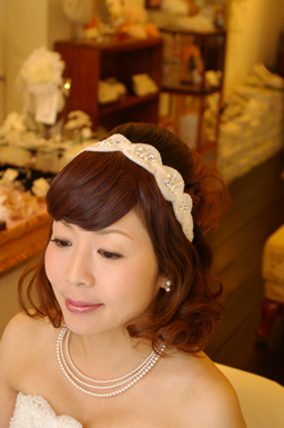 ブライダル髪飾り ウエディング髪飾り ヘアアクセサリー ビーズ リボンカチューシャ カチューム 花嫁の髪型ヘアスタイル、アレンジもご提案しています。