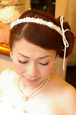 ブライダル髪飾り ウエディング髪飾り ヘアアクセサリー リボンカチューシャ カチューム 花嫁の髪型ヘアスタイル、アレンジもご提案しています。