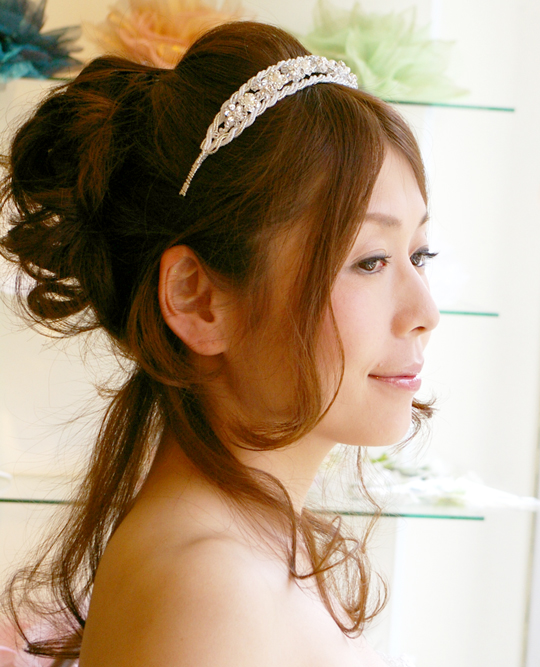 ブライダルカチューシャ ヘアアクセサリー 髪飾り ウエディング カチューシャに合う 花嫁の髪型ヘアスタイル、アレンジもご提案しています。
