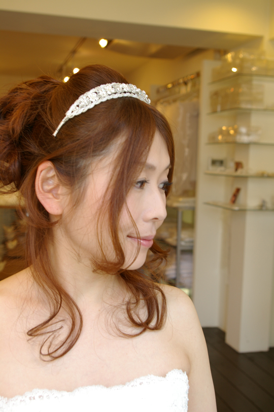 ブライダルカチューシャ ヘアアクセサリー 髪飾り ウエディング カチューシャに合う 花嫁の髪型ヘアスタイル、アレンジもご提案しています。