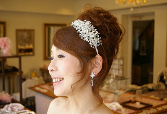 ブライダル髪飾り ウエディング髪飾り ビーズのブライダルヘアアクセサリー ウエディングアクセサリー 花嫁の髪型ヘアスタイル、アレンジもご提案しています。