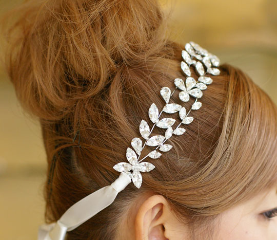 ブライダルリボンカチューシャ ウエディング髪飾りブライダルヘアアクセサリー ウエディングアクセサリー 花嫁の髪型ヘアスタイル、アレンジもご提案しています